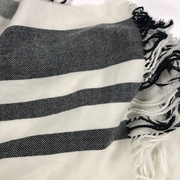 Hinge open poncho - Picture 3 of 4